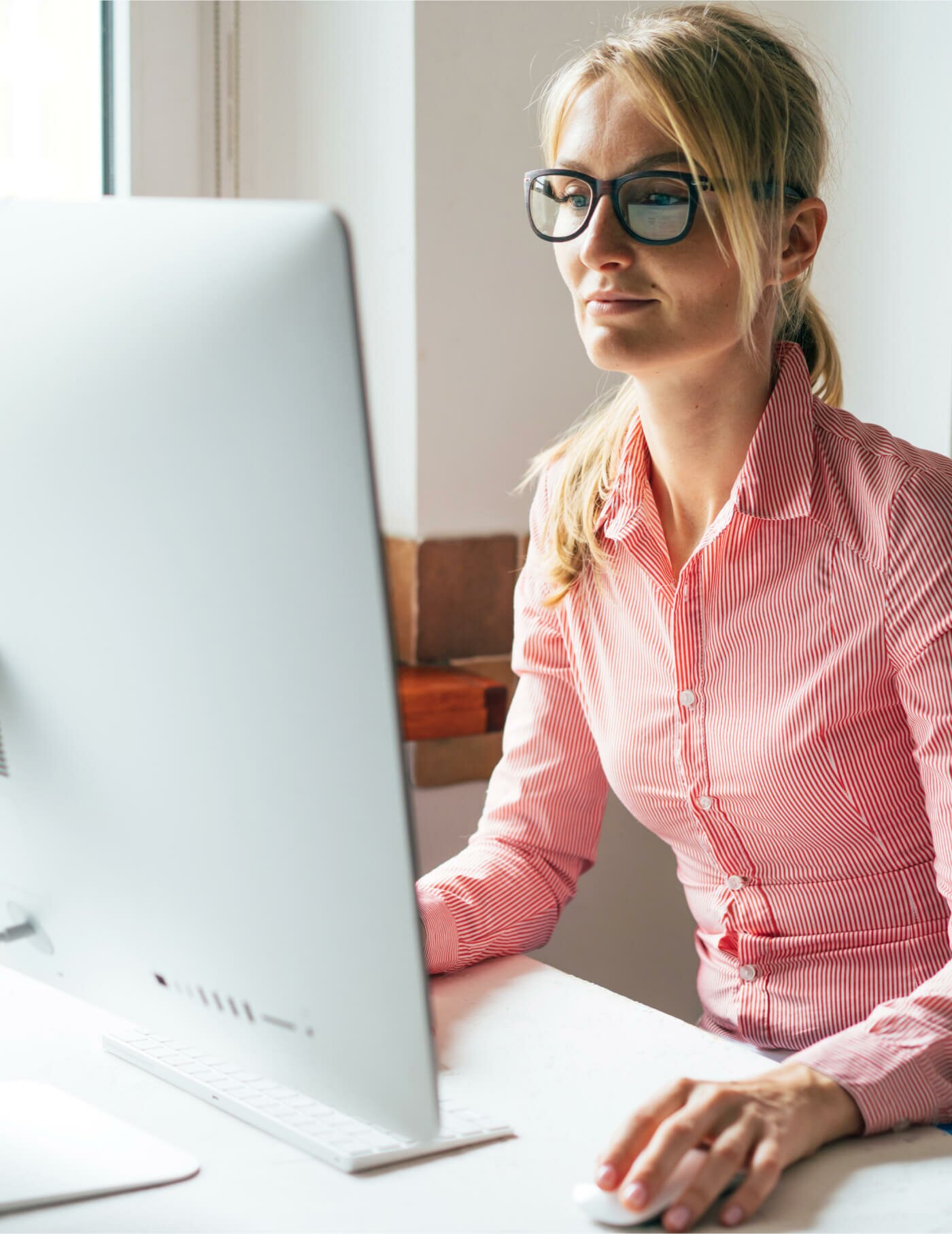 Woman viewing Link on computer